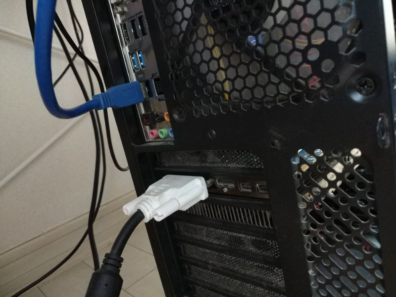본체 뒷편 DVI 모니터 케이블 잘 연결되어 있는 모습